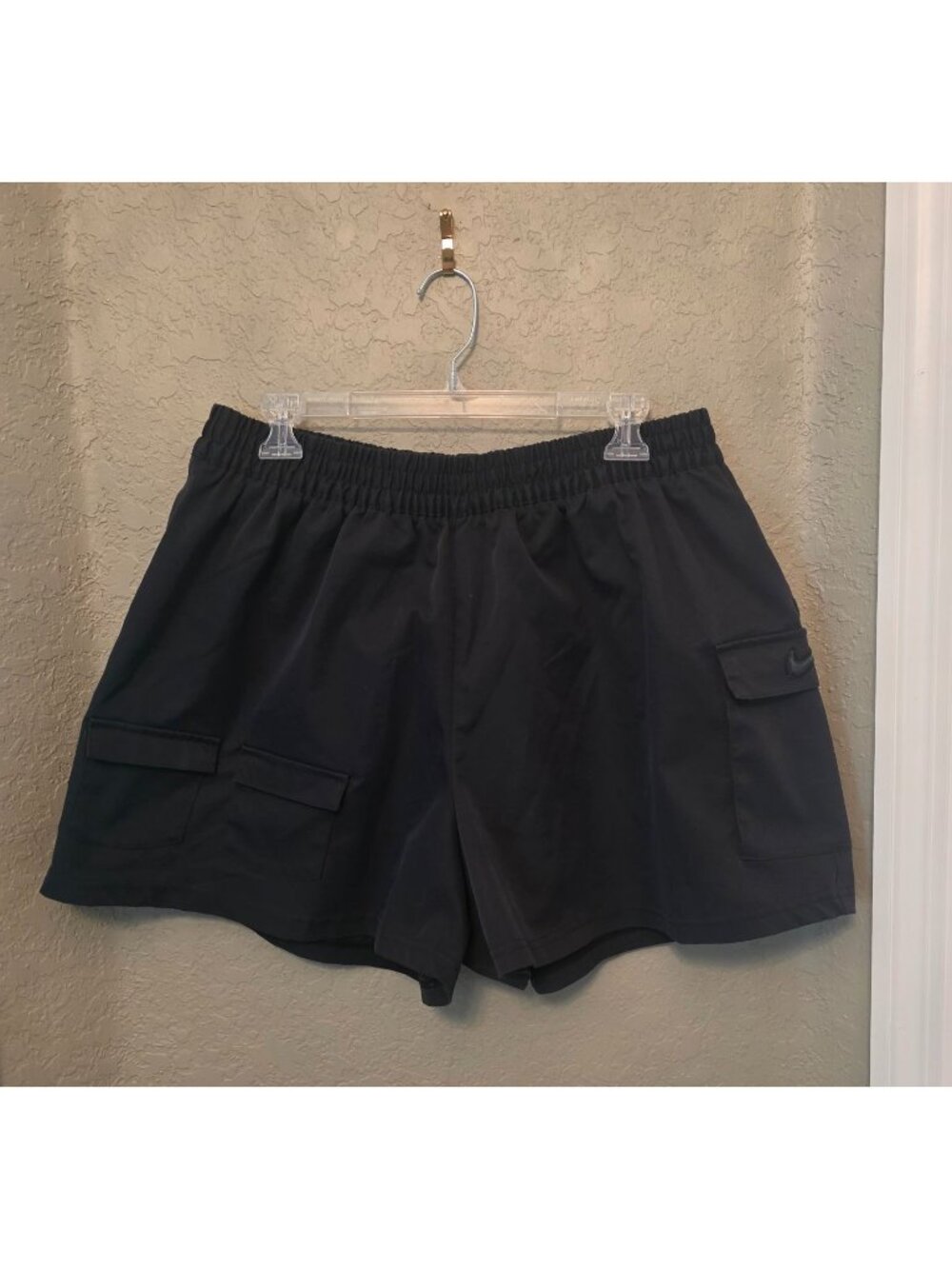 NIKE Air Ladies Black Swoosh Cargo Shorts size 1X EUC - DH3026-010
